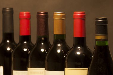 kırmızı şarap şişeleri