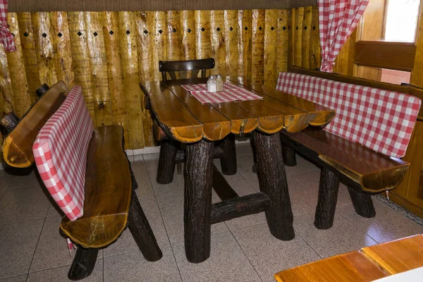 Retro stílusú, fából készült asztal és szék — Stock Fotó