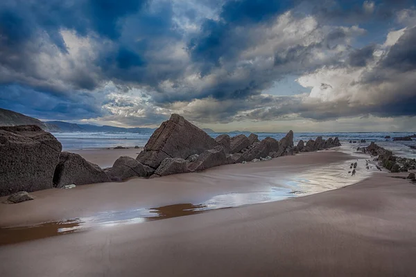 Lågt Tidvatten Den Steniga Stranden Sopela Spanien Skymningen — Stockfoto