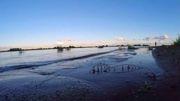 A pescar. Boa noite no lago Ilmen. Lua — Vídeo de Stock