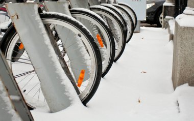 . karla kaplı Kiralık bisikletler üzerinde gezinti