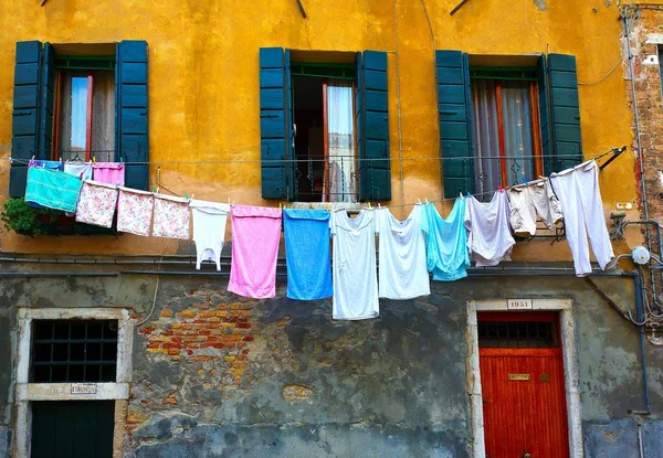 Beaucoup de linge séchant à l'extérieur pour sécher — Photo