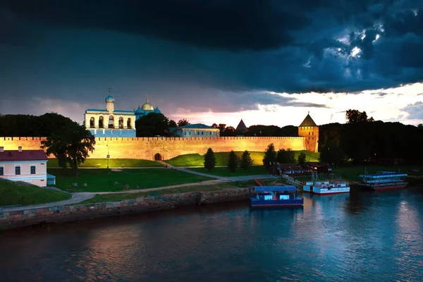 Veliky Novgorod Kremlin no rio Volkhov — Fotografia de Stock