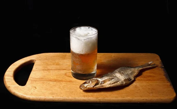 Glass of beer and salty fish — Stock Photo, Image