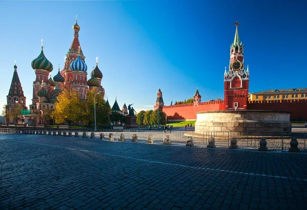 Fürbitte-Kathedrale St. Basilius und der Spasski-Turm des Moskauer Kreml — Stockfoto