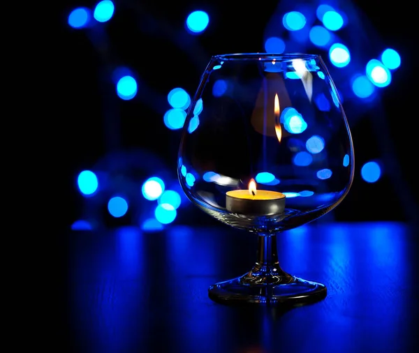 ろうそくの光とボケ味の背景のロマンチックな夜。新しい年 — ストック写真