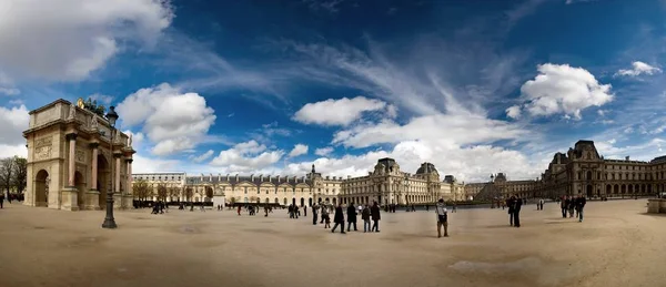 Panorama görünümünü Louvre Müzesi iç avlu. Dünyanın en büyük müze ve Fransa en popüler turistik yerlerinden biridir. — Stok fotoğraf