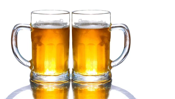 Mugg färskt öl isolerade — Stockfoto