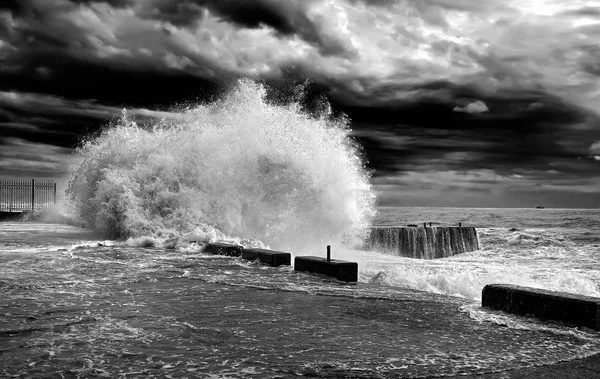 Wawe deniz fırtınası ufuk sıçramalarına — Stok fotoğraf
