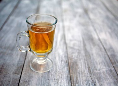 Ahşap arka planda cam bira