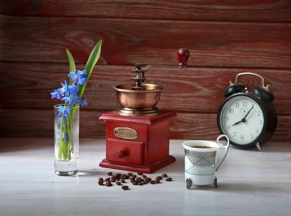 The mechanical coffee grinder with coffee — Stock Photo, Image