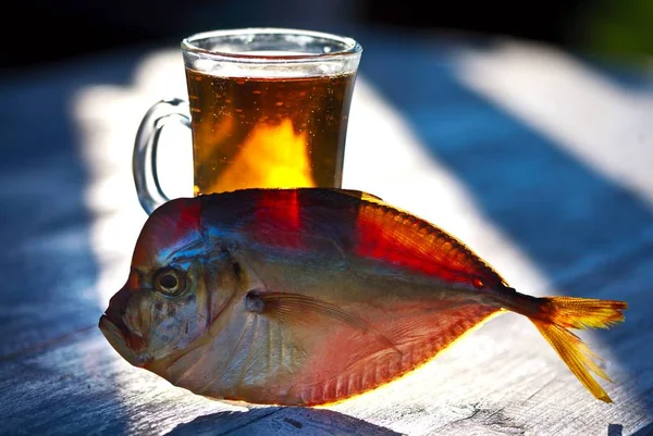 Rökt fisk på träbord, vomer, öl — Stockfoto