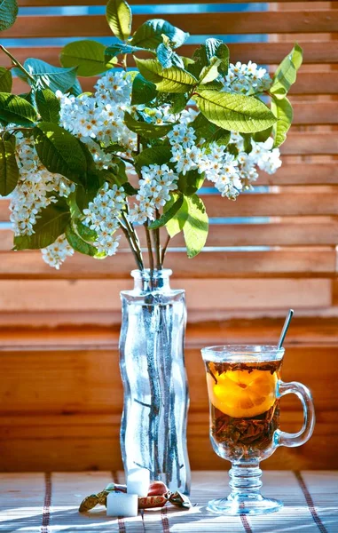 Cup of tea with emon and cherry on wooden background. Window — Stock Photo, Image