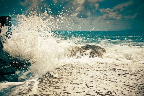 Vifta stänk havshorisonten storm — Stockfoto