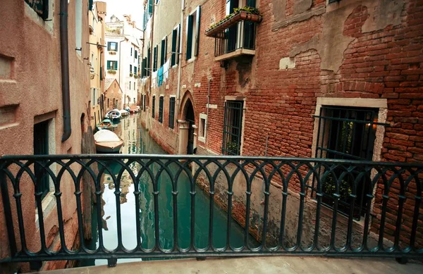 Венецианский италийский канал — стоковое фото