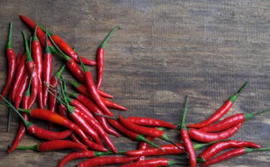 Ahşap arka plan üzerinde birçok kırmızı biber