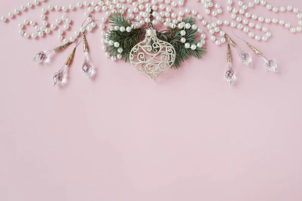 Fundo de Natal rosa, pérolas e abeto azul — Fotografia de Stock
