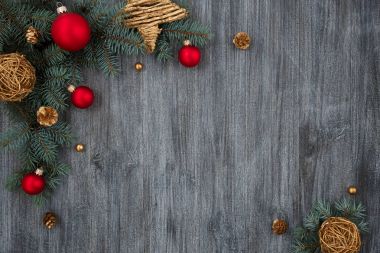 Yeni yıl kompozisyon, ahşap masa, Ladin, Noel topları