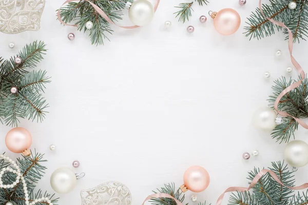 Marco de Navidad ligero, abeto, decoración y perlas — Foto de Stock