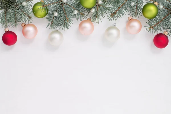 Bolas de Navidad, perlas y abeto azul en la parte superior de madera blanca — Foto de Stock