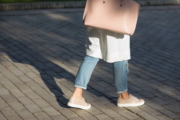 Woman with bag walking on the street — Stock Photo, Image