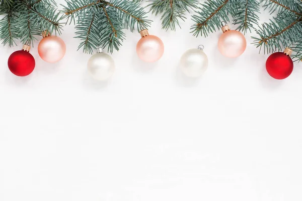 Новорічна листівка, кульки, ялина на вершині білого дерев'яного текстуру — стокове фото