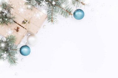 Hediye kutuları ile Noel süsleri