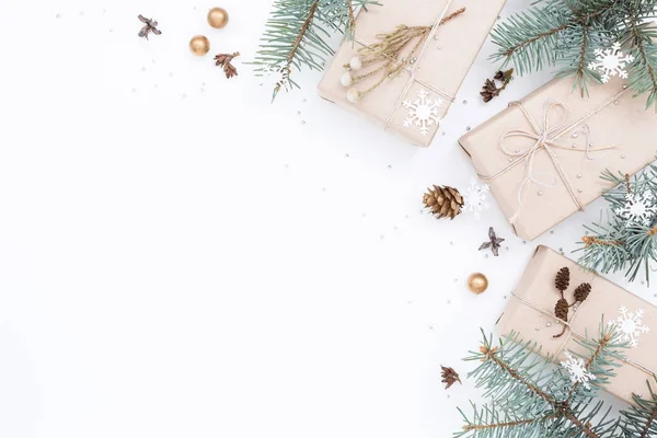 Tres cajas de regalo y decoraciones navideñas . — Foto de Stock