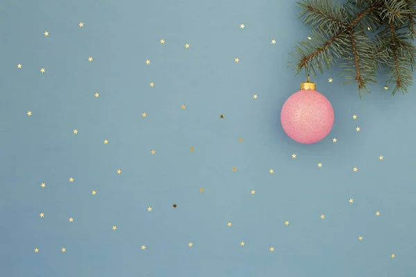 Pembe Noel Top mavi zemin üzerine