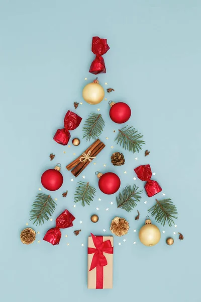 Árbol de Navidad en tarjeta azul de vacaciones — Foto de Stock