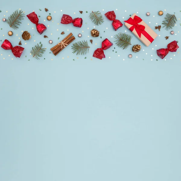 Подарункова коробка та новорічний візерунок на синьому фоні — стокове фото