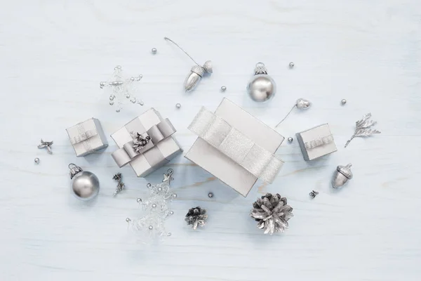Gümüş renkli Noel kompozisyon