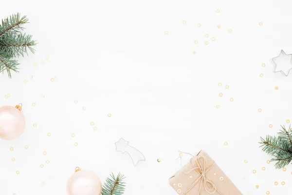 Різдвяний фон в мінімальному стилі з подарунковою коробкою — стокове фото