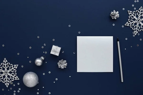 Tarjeta de Navidad en blanco de plata y decoraciones de Año Nuevo — Foto de Stock