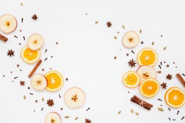 Beyaz masa üzerinde mulled şarap için malzemeler.