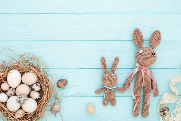 Düz Paskalya yumurtaları ve Easter bunnies ile yatıyordu