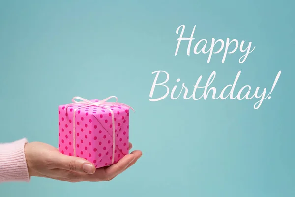 Buon compleanno biglietto di auguri con la mano della donna e confezione regalo . — Foto Stock