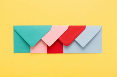 Zarflarla arka plan.