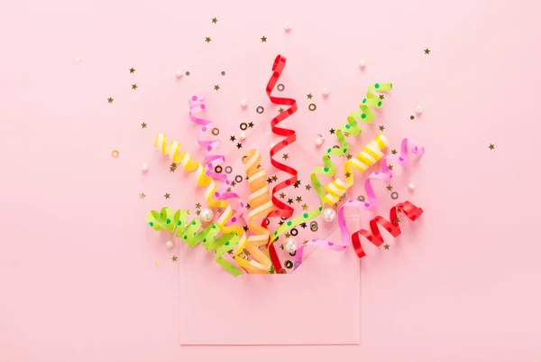 Fiesta confeti & lentejuelas explosión de sobre en rosa — Foto de Stock