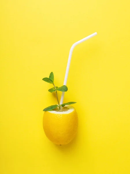 Zitrone mit weißem Stroh und Minze. — Stockfoto