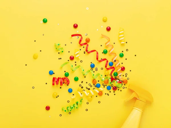 Party Spray-Konzept auf gelbem Hintergrund. Stockfoto