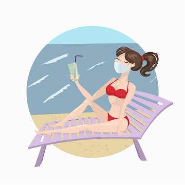 Plajda bir kadın, iskemlede uzanıyor ve tıbbi maske takıyor.