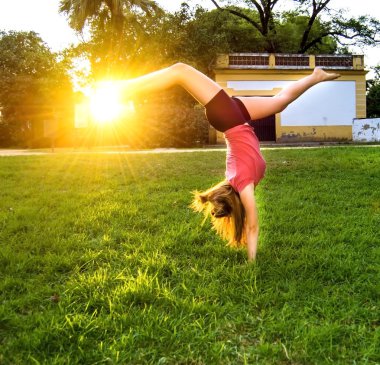 Güzel balerin açık havada dans için egzersizleri yapıyor