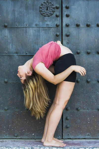 Beautiful ballerina doing exercises for dancing outdoors — Stock Photo, Image