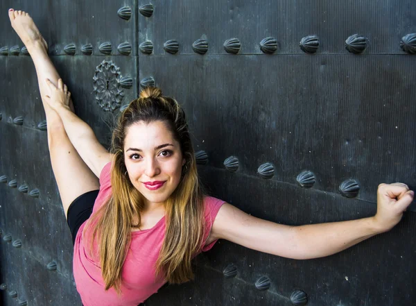 Prachtige ballerina doen oefeningen voor buitenshuis dansen — Stockfoto