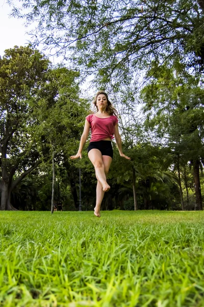 Bella ballerina che fa esercizi per ballare all'aperto — Foto Stock