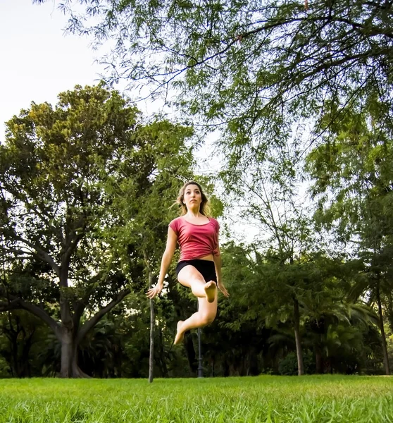 Prachtige ballerina doen oefeningen voor buitenshuis dansen — Stockfoto