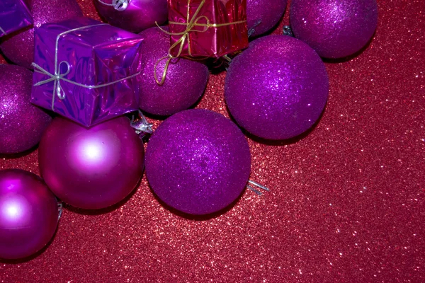 Regalos y decoraciones navideñas sobre fondo rojo —  Fotos de Stock
