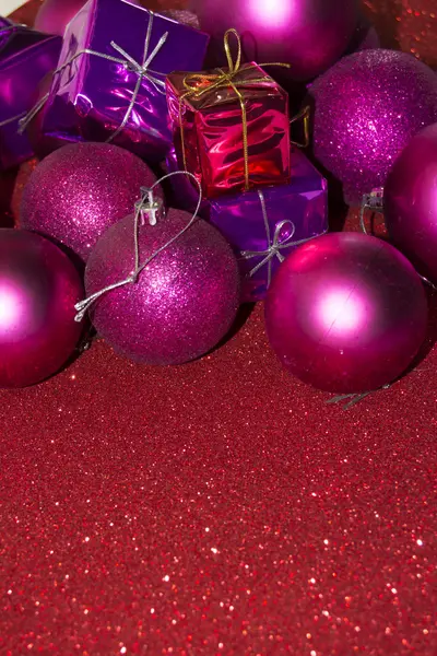 Regalos y decoraciones navideñas sobre fondo rojo —  Fotos de Stock