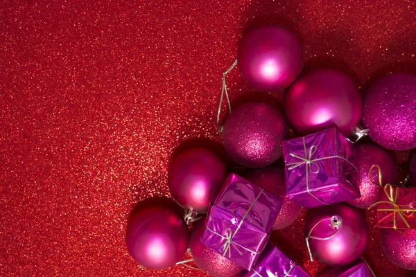 Regalos y decoraciones navideñas sobre fondo rojo —  Fotos de Stock